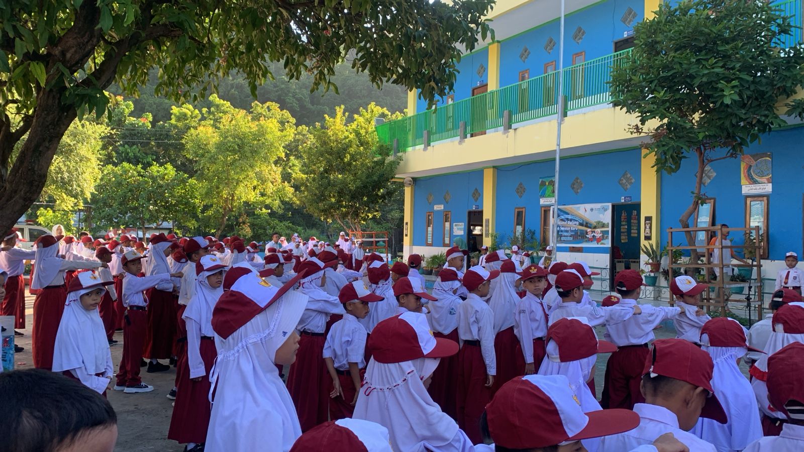 Di Balik Barisan Rapi: Kisah Persiapan Upacara Bendera di SD Juara Al Hikmah Jayapura