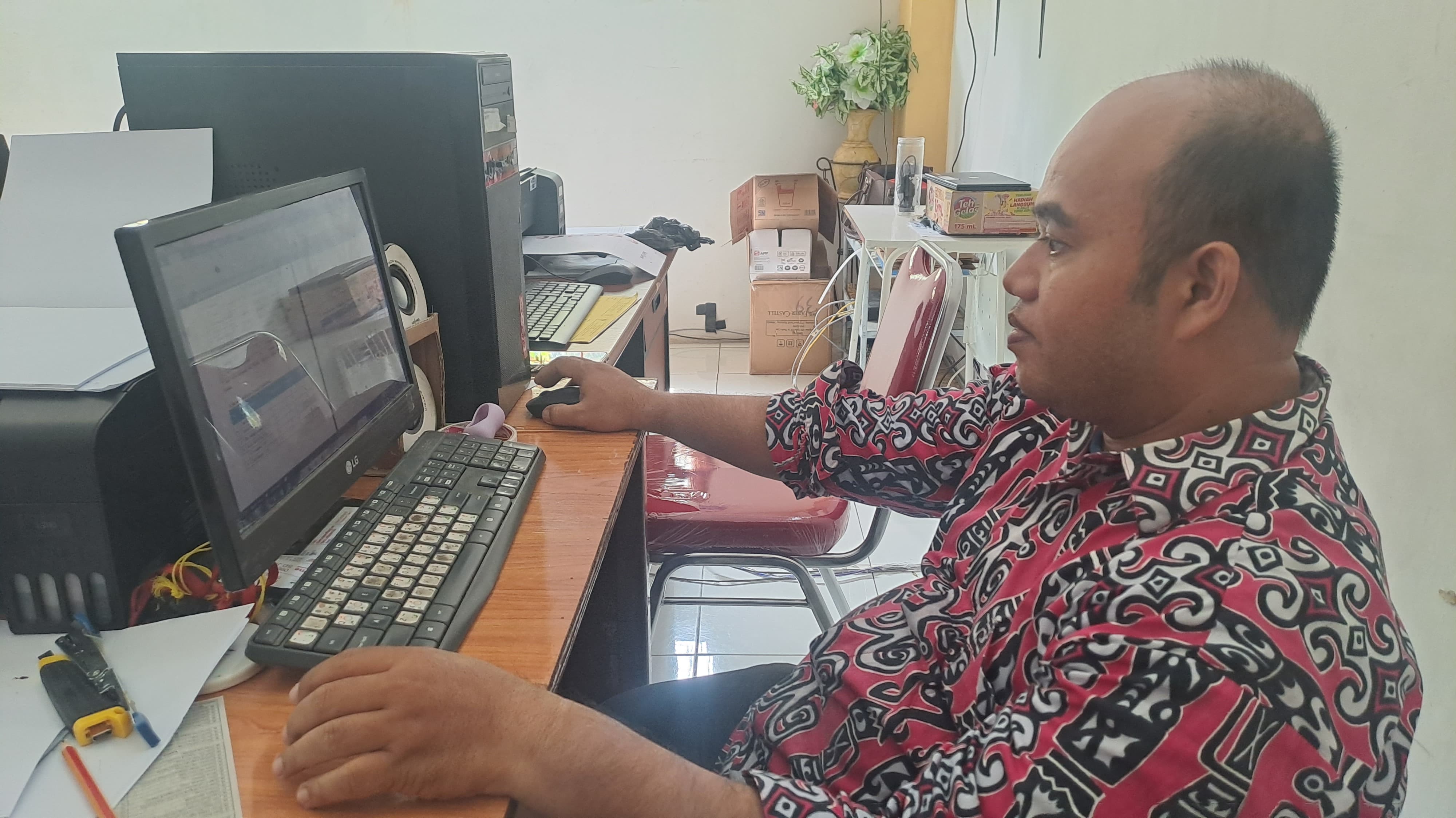 Di Balik Angka dan Data: Proses Pembuatan Laporan Bulanan di SD Juara Al Hikmah
