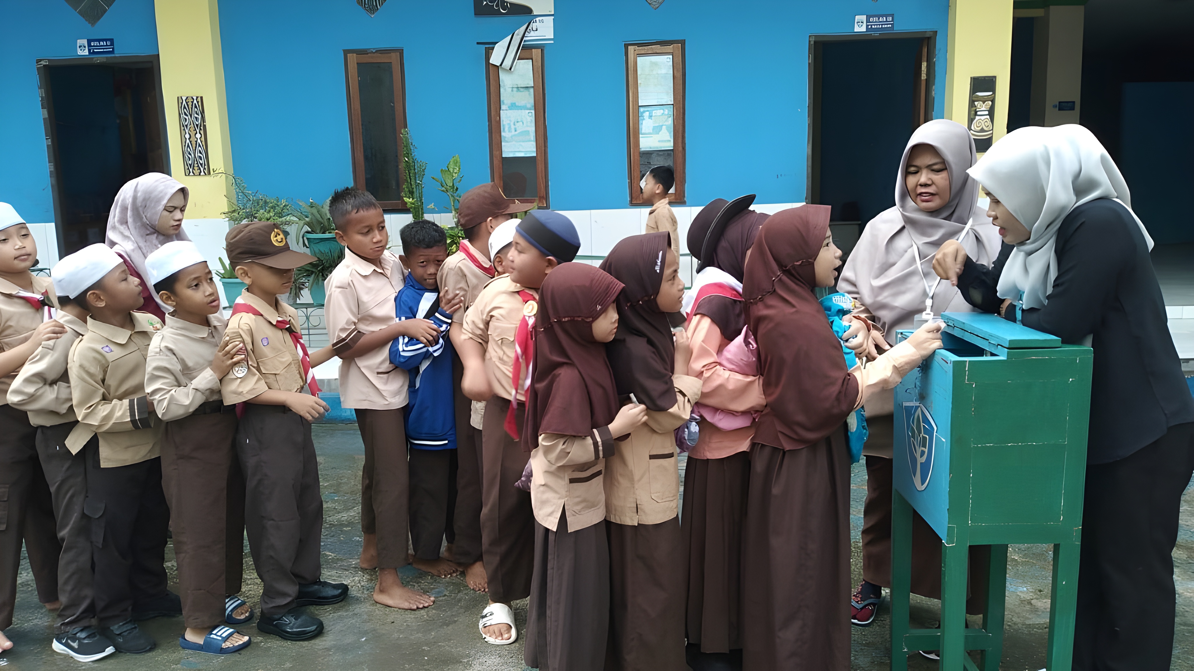 Berbagi Sejak Dini: Momen Infaq Rutin Siswa SD Juara Al Hikmah Jayapura