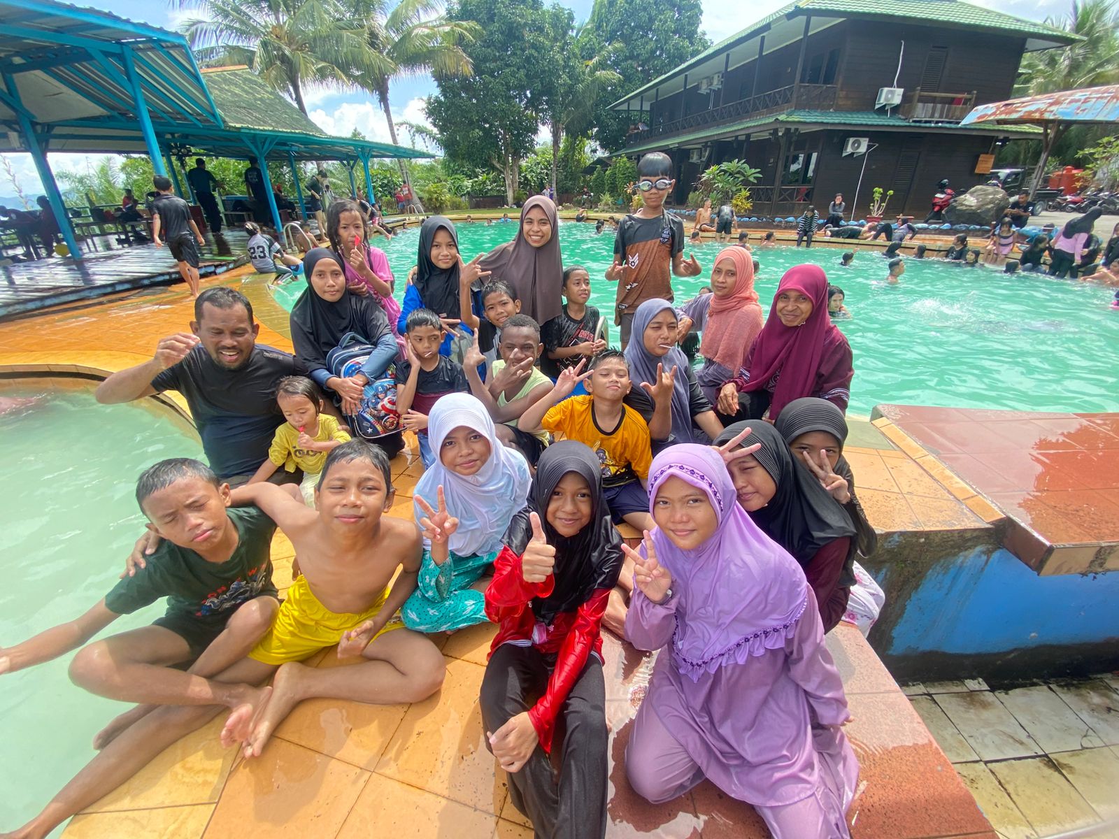 LIBURAN SERU DAN MENYEGARKAN: Siswa Kelas 5 SD Juara Al Hikmah Nikmati Momen Berenang di Kodam Jayapura