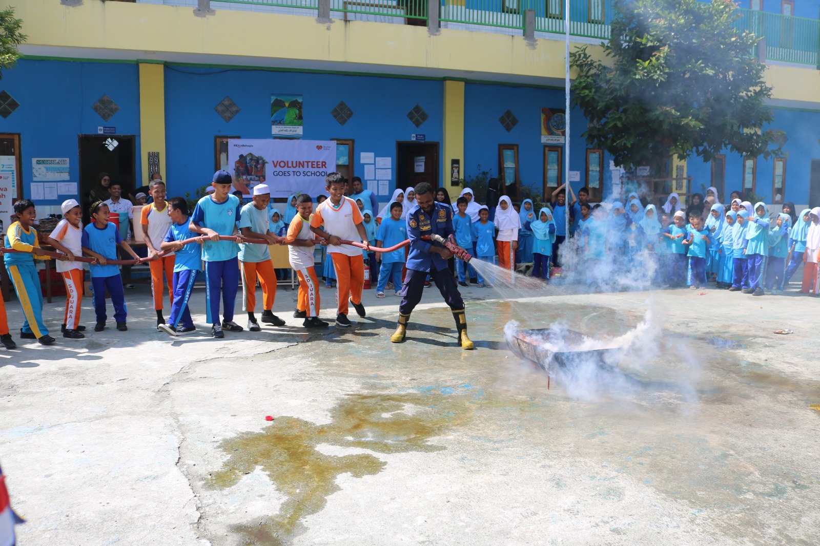JADI PAHLAWAN CILIK: Relawan Rumah Zakat dan Damkar Jayapura Gelar Simulasi Kebakaran di SD Juara Al Hikmah!