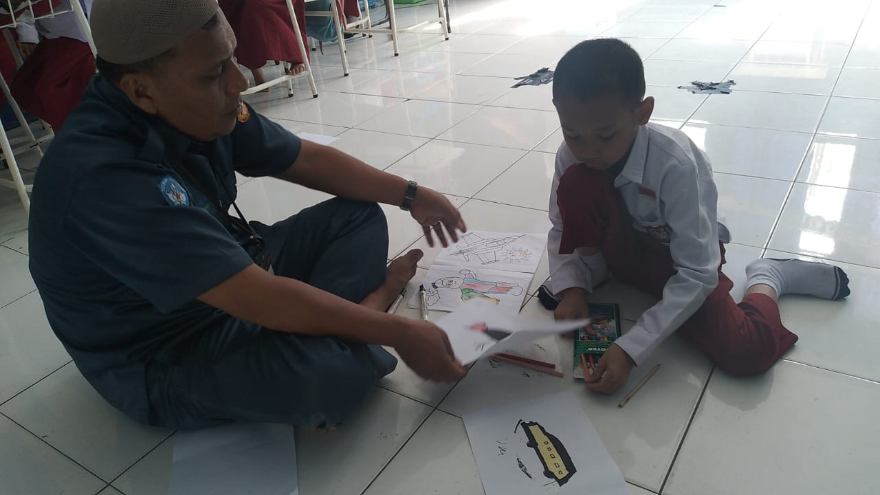 DUNIA PENUH WARNA: Mengenal Hudan, Siswa Inklusif SD Juara Al Hikmah yang Berbakat Mewarnai